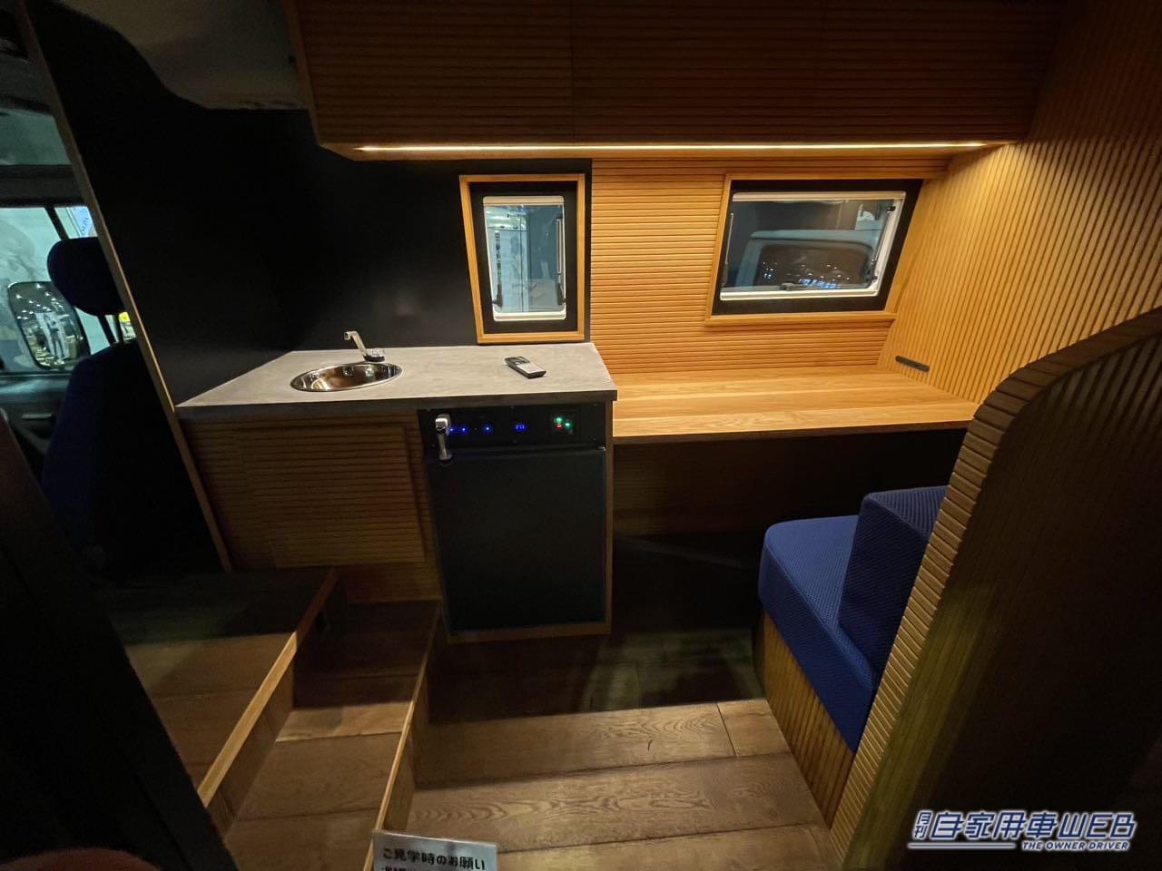 |マイクロバスをカスタムした走る高級ラウンジが出現!