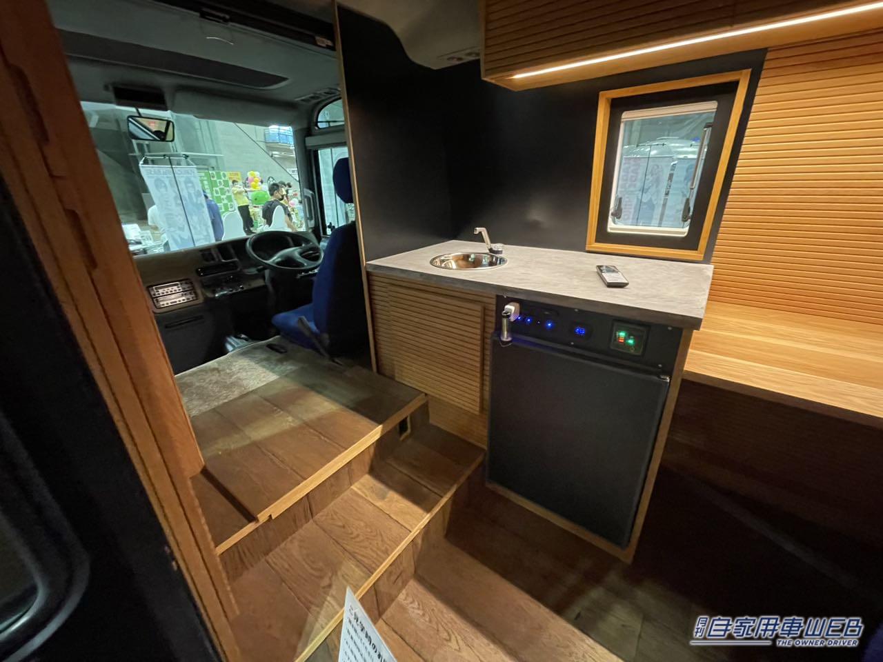 |マイクロバスをカスタムした走る高級ラウンジが出現!