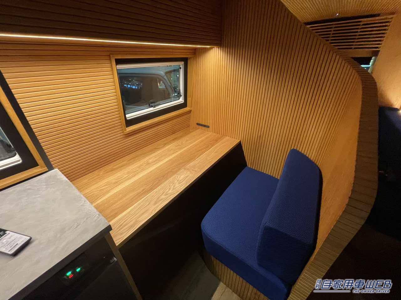 |マイクロバスをカスタムした走る高級ラウンジが出現!