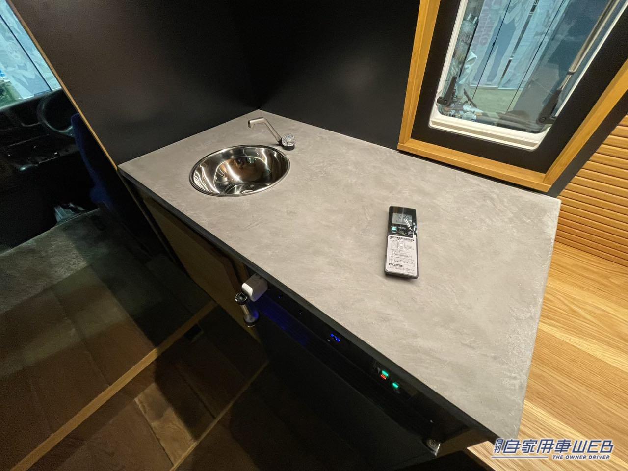 |マイクロバスをカスタムした走る高級ラウンジが出現!