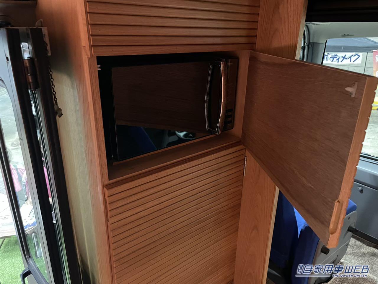 |マイクロバスをカスタムした走る高級ラウンジが出現!