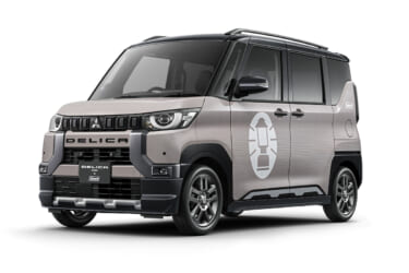 三菱「デリカミニ×Colemanコラボラッピング」をオプションで期間限定販売。Colemanのロゴに加え、特徴的なランタンマークが!