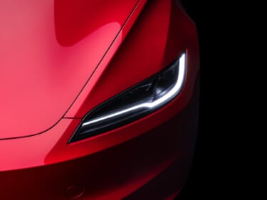 新しいテスラ「Model 3」登場。内外装を改良し、一充電航続距離はロングレンジモデルで629㎞へ!