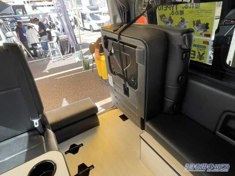 跳ね上げシート。|ウォークスルー構造がめちゃ便利!乗れます、寝れます、積めます。チャイルドシートOK!家族で楽しむキャンピングカー。