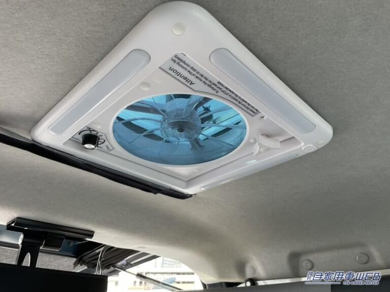 天井にはファンが付いており、車内換気もスムーズに行える。|「ビジホより良いかも」「こりゃ住めるぞ…」とんでもない装備の軽キャンパー。クーラー・ヒーター・冷蔵庫・換気扇・ソーラーパネル。