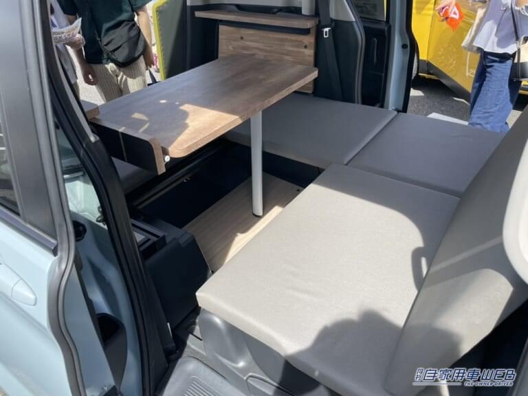 フラットシートとテーブル。|「最高だぜ…コンパクトミニバン」快適・車中泊の最適解か? ホンダ・フリードは、やっぱり「ちょうどいい」。