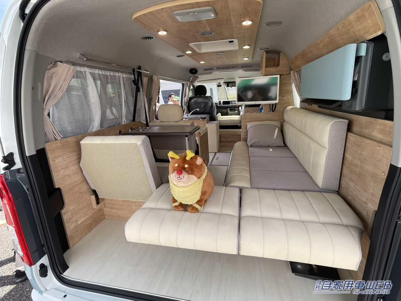 |スカイブルーのボディがオシャレ! トヨタ ハイエースがベースのキャンパー