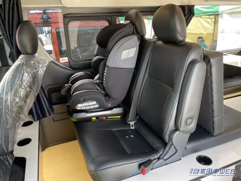 2列目シート。|ウォークスルー構造がめちゃ便利!乗れます、寝れます、積めます。チャイルドシートOK!家族で楽しむキャンピングカー。