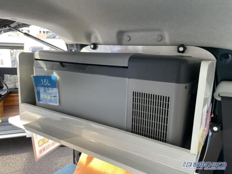 車内に冷蔵庫があるのはありがたい。|「ビジホより良いかも」「こりゃ住めるぞ…」とんでもない装備の軽キャンパー。クーラー・ヒーター・冷蔵庫・換気扇・ソーラーパネル。