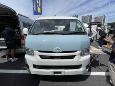 スカイブルーのボディがオシャレ! トヨタ ハイエースがベースのキャンパー