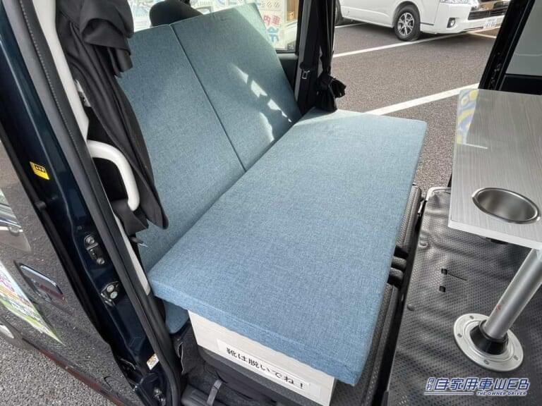 座り心地が良いシート。|「ビジホより良いかも」「こりゃ住めるぞ…」とんでもない装備の軽キャンパー。クーラー・ヒーター・冷蔵庫・換気扇・ソーラーパネル。