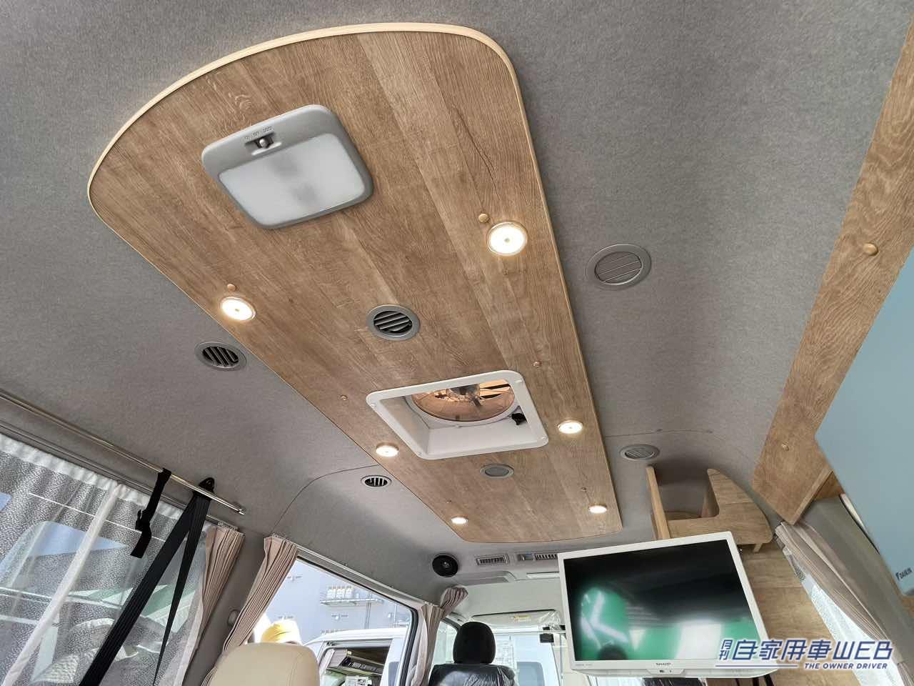 |スカイブルーのボディがオシャレ! トヨタ ハイエースがベースのキャンパー