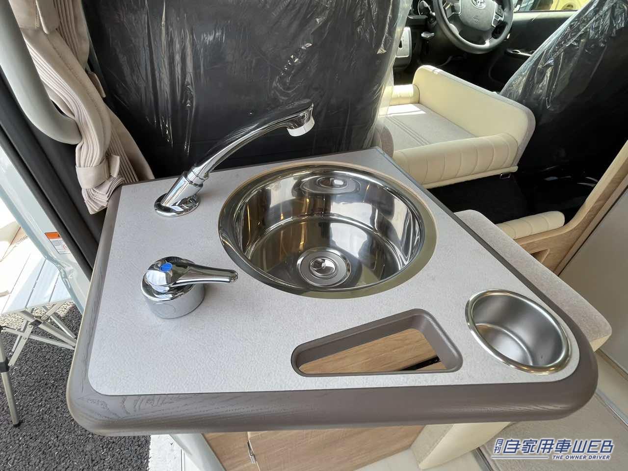 |スカイブルーのボディがオシャレ! トヨタ ハイエースがベースのキャンパー