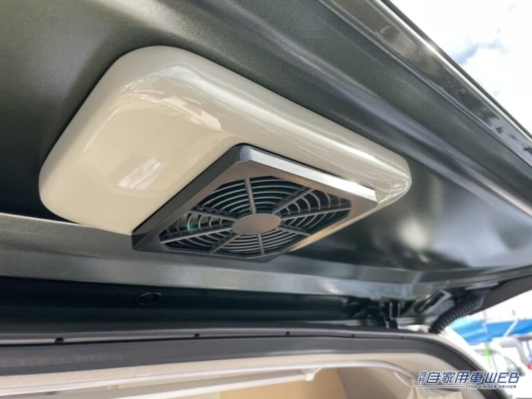 換気用のファン。|「こんなのアリ?」「軽自動車が和室に」車内に畳が敷かれた…スズキ・エブリイがベースの軽キャンパー。