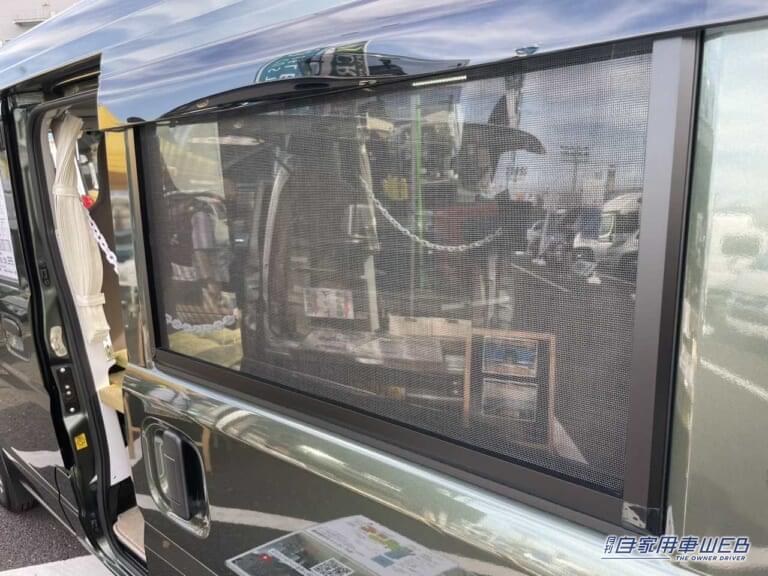 野外で窓を開ける際にあると嬉しい網戸。|「こんなのアリ?」「軽自動車が和室に」車内に畳が敷かれた…スズキ・エブリイがベースの軽キャンパー。
