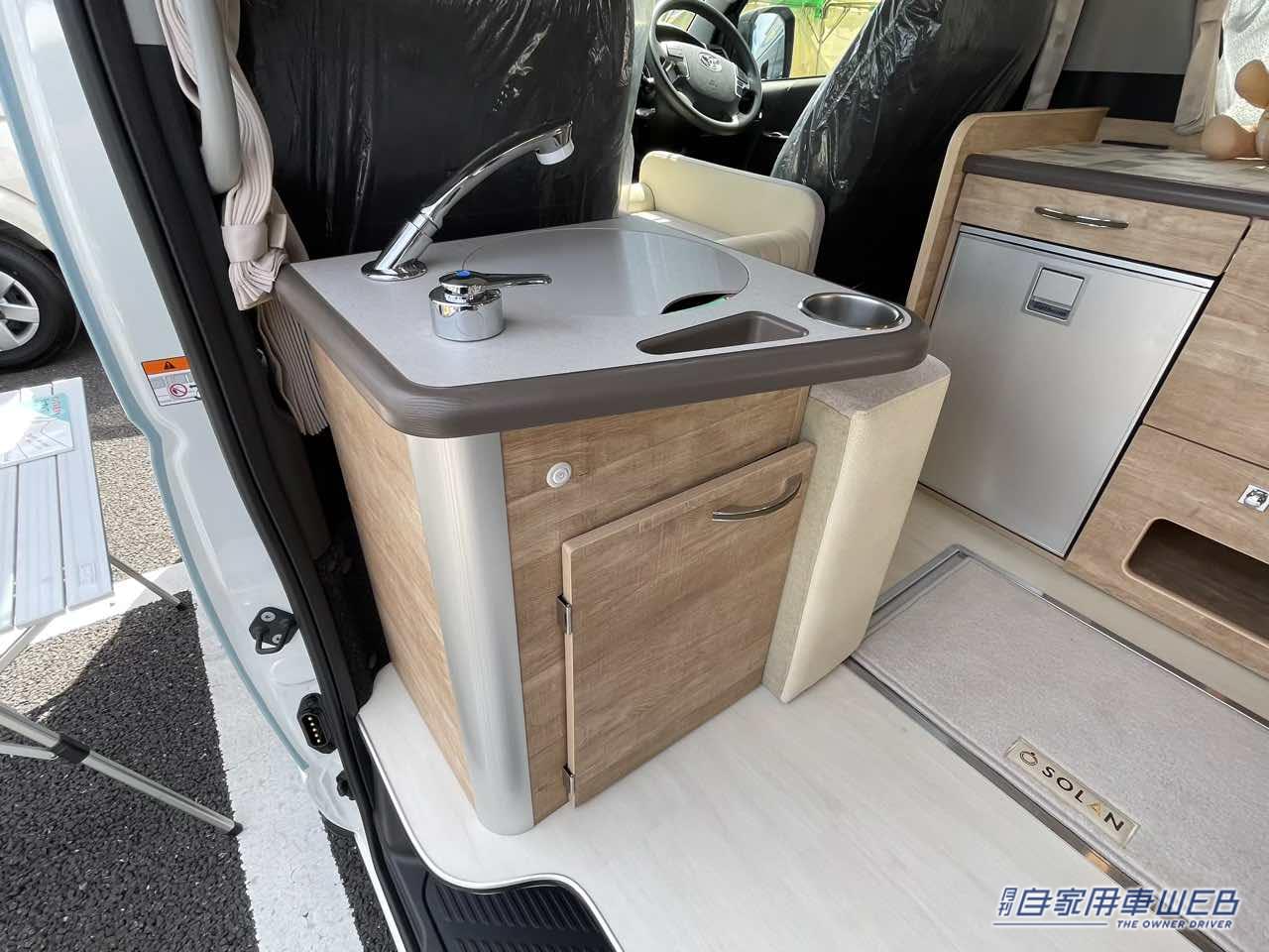 |スカイブルーのボディがオシャレ! トヨタ ハイエースがベースのキャンパー