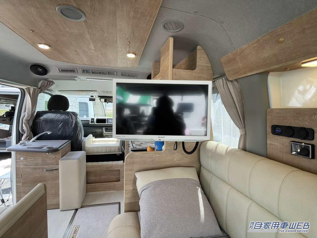 |スカイブルーのボディがオシャレ! トヨタ ハイエースがベースのキャンパー