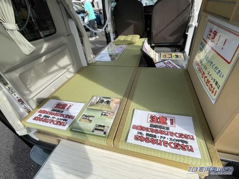 畳が敷かれた荷室にビックリ。|「こんなのアリ?」「軽自動車が和室に」車内に畳が敷かれた…スズキ・エブリイがベースの軽キャンパー。