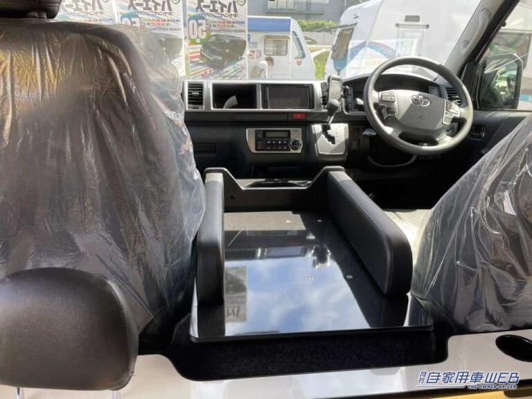 後部から見た運転席。|ウォークスルー構造がめちゃ便利!乗れます、寝れます、積めます。チャイルドシートOK!家族で楽しむキャンピングカー。