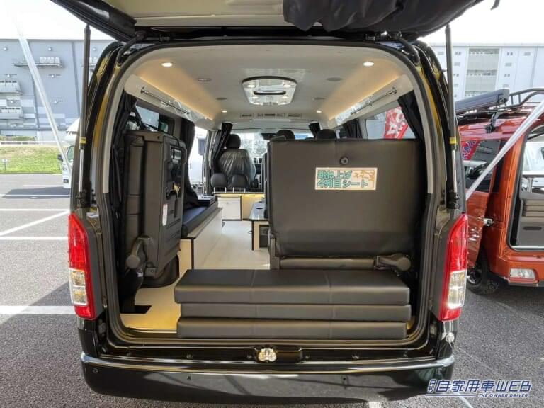 シートの片側だけ跳ね上げた状態。|ウォークスルー構造がめちゃ便利!乗れます、寝れます、積めます。チャイルドシートOK!家族で楽しむキャンピングカー。