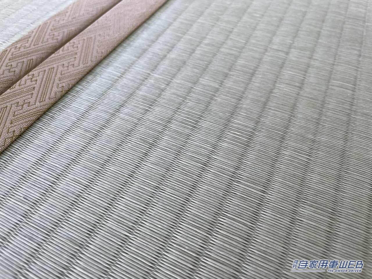 |「こんなのアリ?」「軽自動車が和室に」車内に畳が敷かれた…スズキ・エブリイがベースの軽キャンパー。