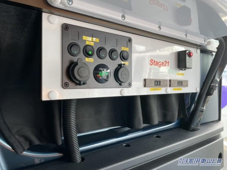 エアコンの下にはスイッチなどの電気系統が集約されている。|「ビジホより良いかも」「こりゃ住めるぞ…」とんでもない装備の軽キャンパー。クーラー・ヒーター・冷蔵庫・換気扇・ソーラーパネル。