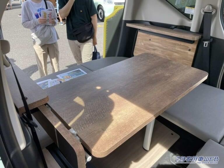 車内のテーブル。|「最高だぜ…コンパクトミニバン」快適・車中泊の最適解か? ホンダ・フリードは、やっぱり「ちょうどいい」。