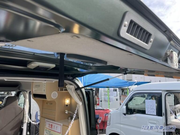 排気口はバックドア下部に。|「こんなのアリ?」「軽自動車が和室に」車内に畳が敷かれた…スズキ・エブリイがベースの軽キャンパー。