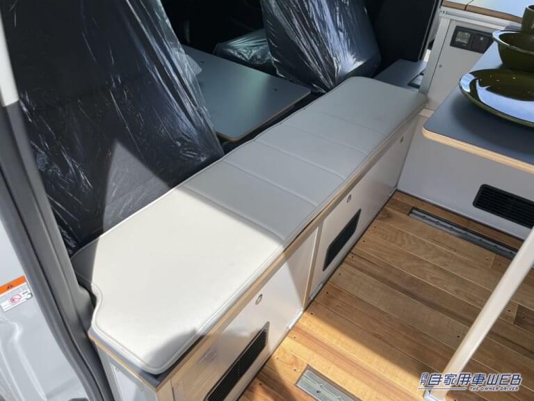 ベンチタイプのシート。|「これは住めるぞ…」「モデルルームみたい」トヨタの一般車なのに…安心の居住空間を実化。