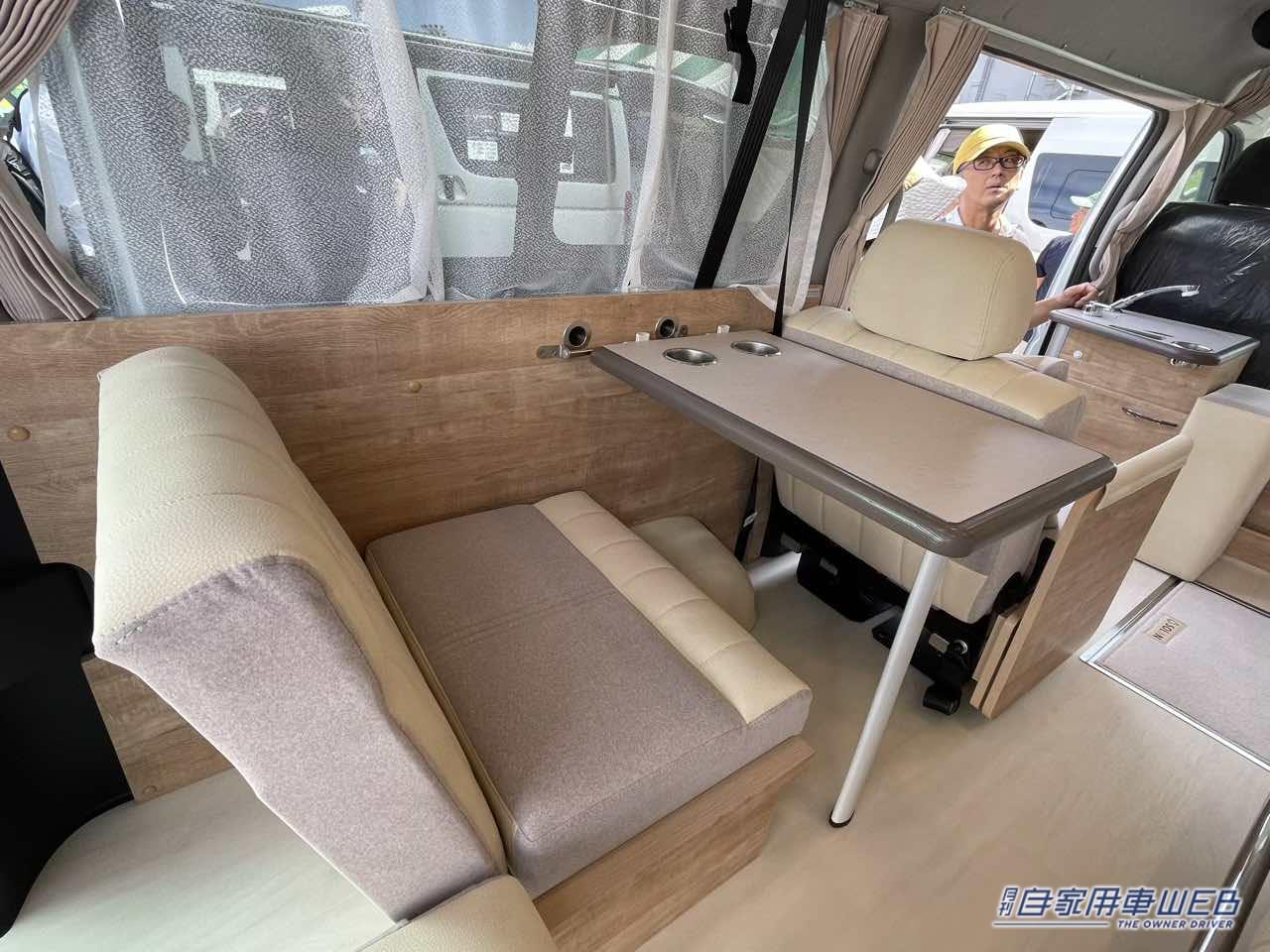 |スカイブルーのボディがオシャレ! トヨタ ハイエースがベースのキャンパー