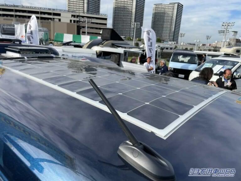 ルーフにはソーラーパネルも装備しており、消費電力の一部をこちらで賄うことができる。|「ビジホより良いかも」「こりゃ住めるぞ…」とんでもない装備の軽キャンパー。クーラー・ヒーター・冷蔵庫・換気扇・ソーラーパネル。