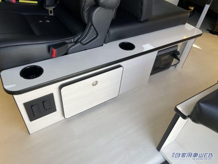 ドリンクホルダーと収納スペース。|ウォークスルー構造がめちゃ便利!乗れます、寝れます、積めます。チャイルドシートOK!家族で楽しむキャンピングカー。