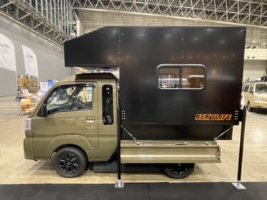 軽トラの荷台に乗せるだけ！　移動式サウナを備えた軽キャンパー