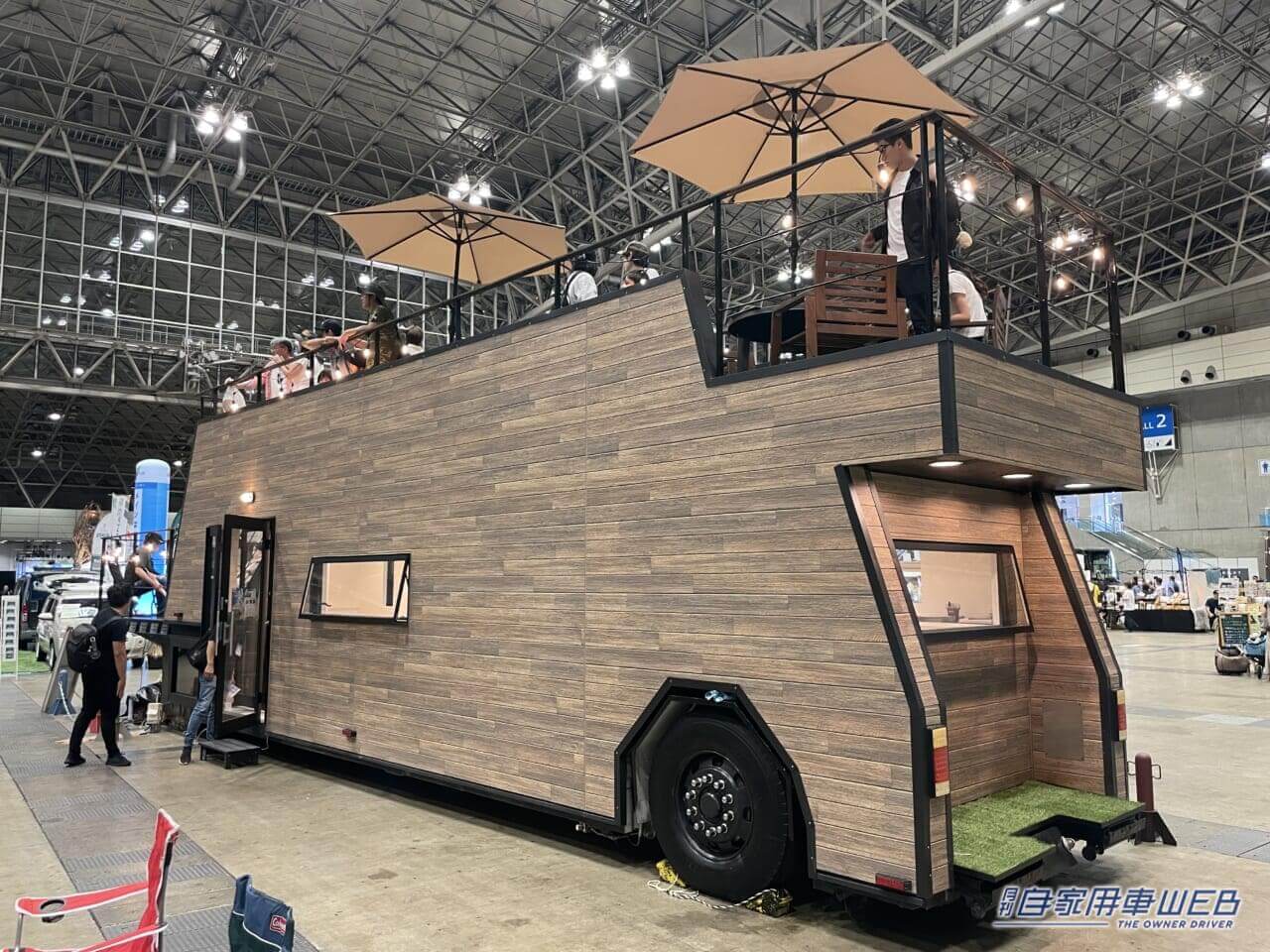 |超巨大トレーラーハウスが出現! ワンルームマンションのような室内とリゾート気分の屋上テラスが魅力