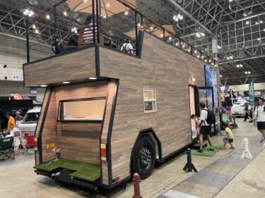 超巨大トレーラーハウスが出現! ワンルームマンションのような室内とリゾート気分の屋上テラスが魅力