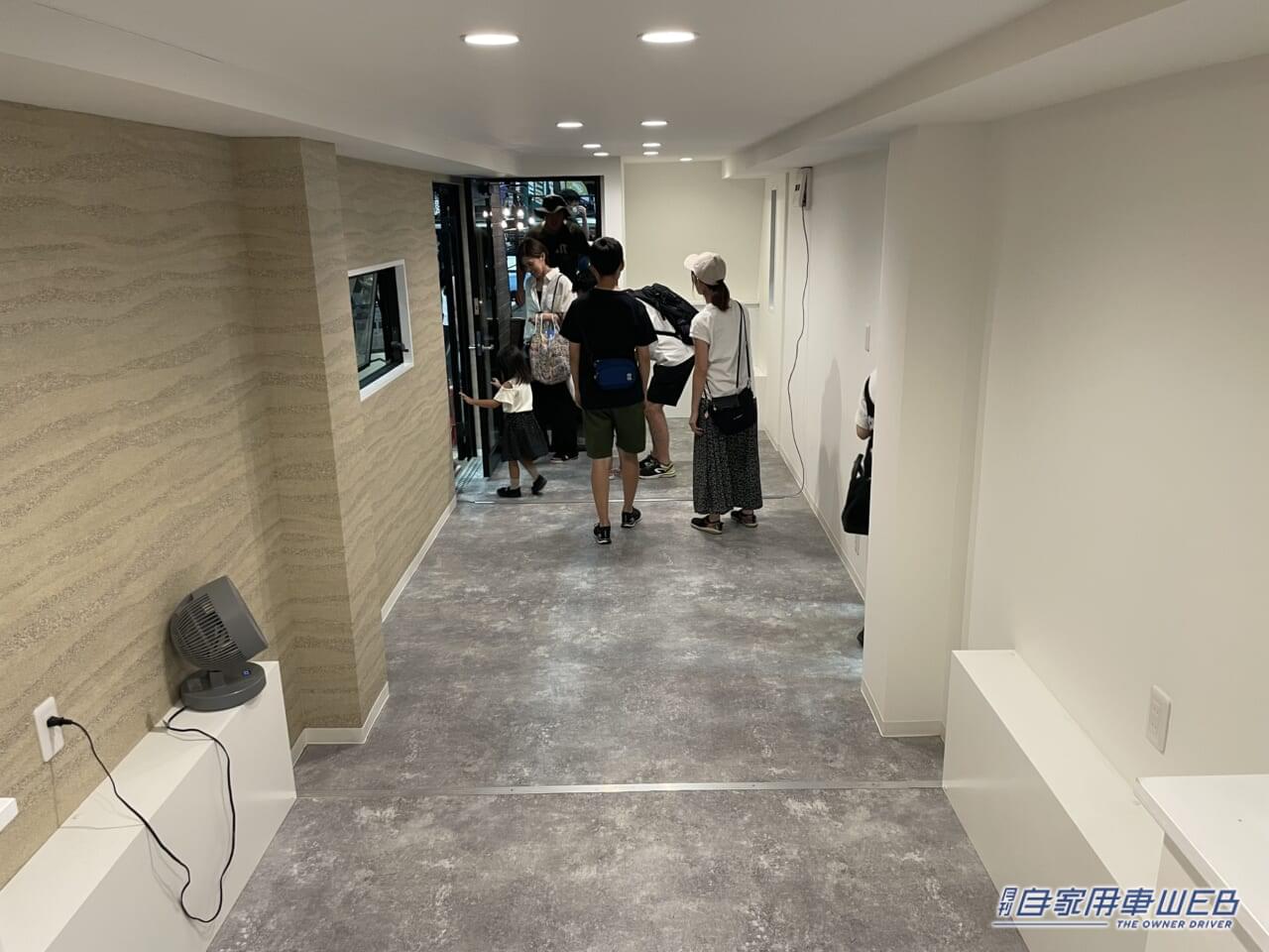 |超巨大トレーラーハウスが出現! ワンルームマンションのような室内とリゾート気分の屋上テラスが魅力