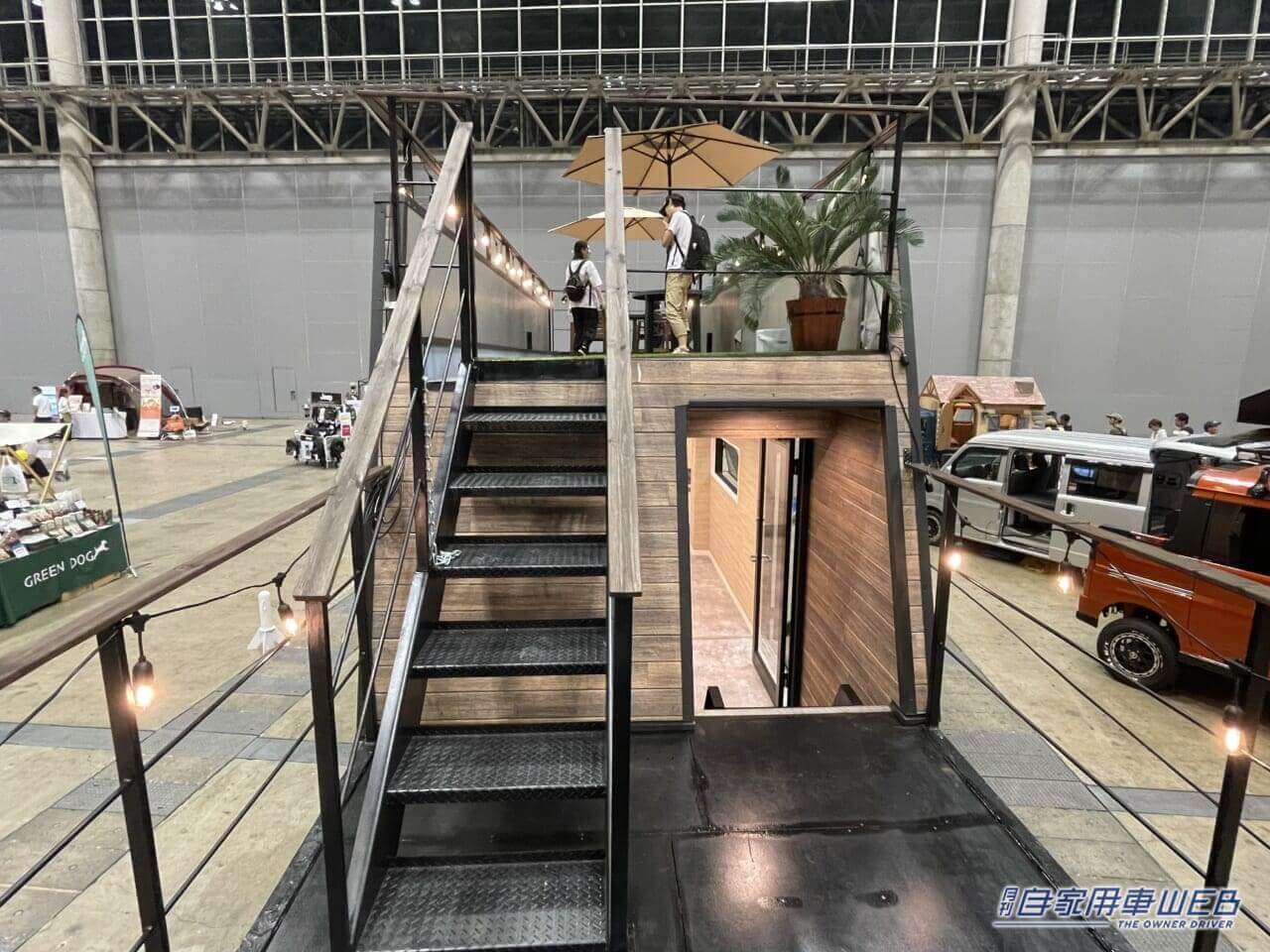 |超巨大トレーラーハウスが出現! ワンルームマンションのような室内とリゾート気分の屋上テラスが魅力