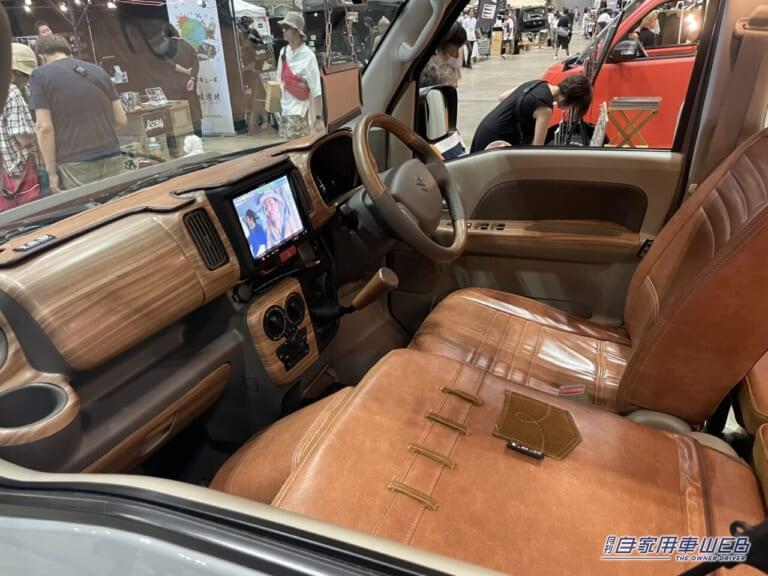 フェイクレザーを採用したシート。|斬新だぞ「軽バン」キャンパーカスタム。ジムニー過ぎる!スズキ エブリイがベースの釣り仕様!この迫力で軽自動車なんだ…