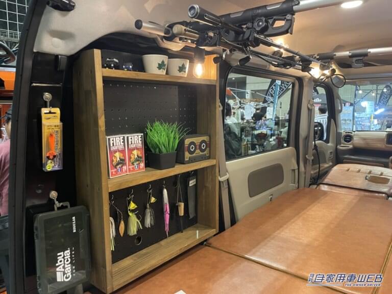 スズキエブリイの車内。|斬新だぞ「軽バン」キャンパーカスタム。ジムニー過ぎる!スズキ エブリイがベースの釣り仕様!この迫力で軽自動車なんだ…