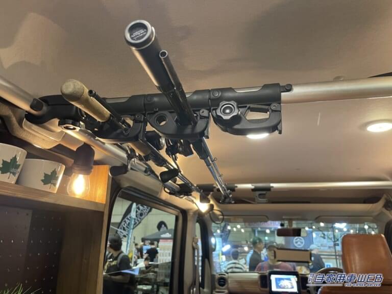 スズキエブリイの車内。|斬新だぞ「軽バン」キャンパーカスタム。ジムニー過ぎる!スズキ エブリイがベースの釣り仕様!この迫力で軽自動車なんだ…