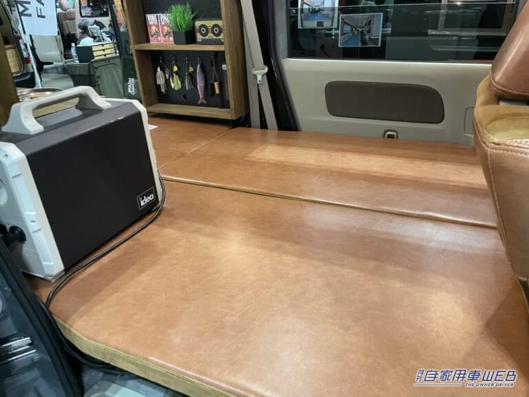 スズキエブリイの車内。|斬新だぞ「軽バン」キャンパーカスタム。ジムニー過ぎる!スズキ エブリイがベースの釣り仕様!この迫力で軽自動車なんだ…