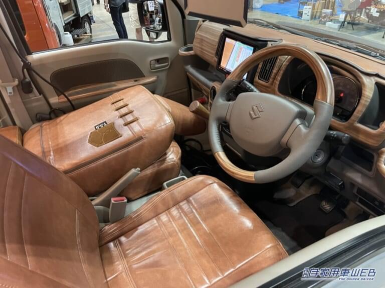 フェイクレザーを採用したシート。|斬新だぞ「軽バン」キャンパーカスタム。ジムニー過ぎる!スズキ エブリイがベースの釣り仕様!この迫力で軽自動車なんだ…