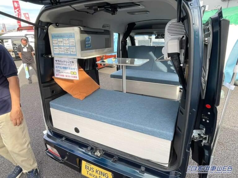 爽やかな水色のシートと白い木目のインテリアが印象的。|「ビジホより良いかも」「こりゃ住めるぞ…」とんでもない装備の軽キャンパー。クーラー・ヒーター・冷蔵庫・換気扇・ソーラーパネル。