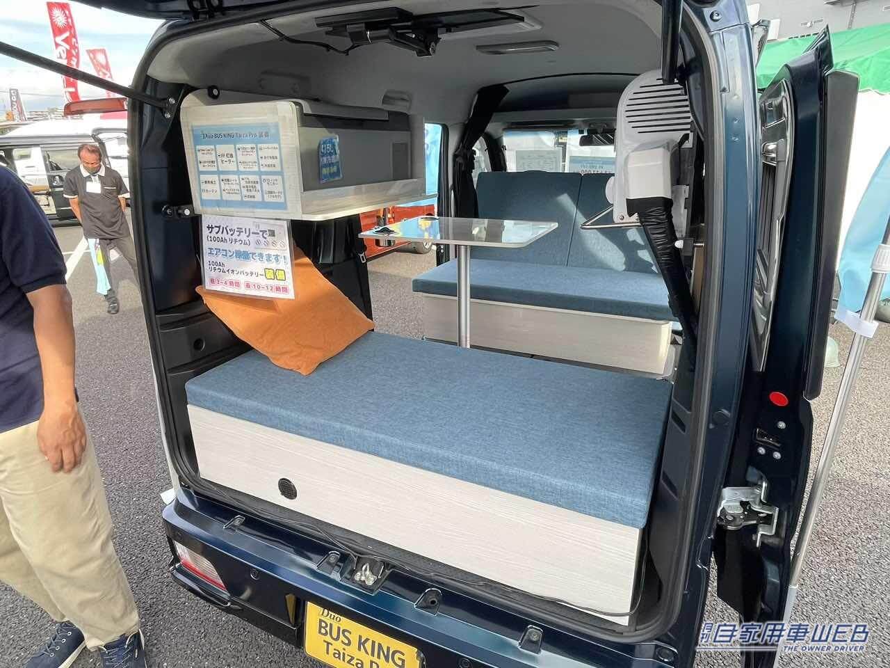 爽やかな水色のシートと白い木目のインテリアが印象的。|「ビジホより良いかも」「こりゃ住めるぞ…」とんでもない装備の軽キャンパー。クーラー・ヒーター・冷蔵庫・換気扇・ソーラーパネル。