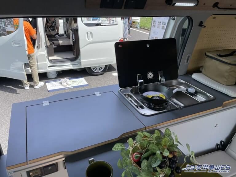 キッチン周りはフタをしてしまえば、広々としたテーブルに。|「これは住めるぞ…」「モデルルームみたい」トヨタの一般車なのに…安心の居住空間を実化。