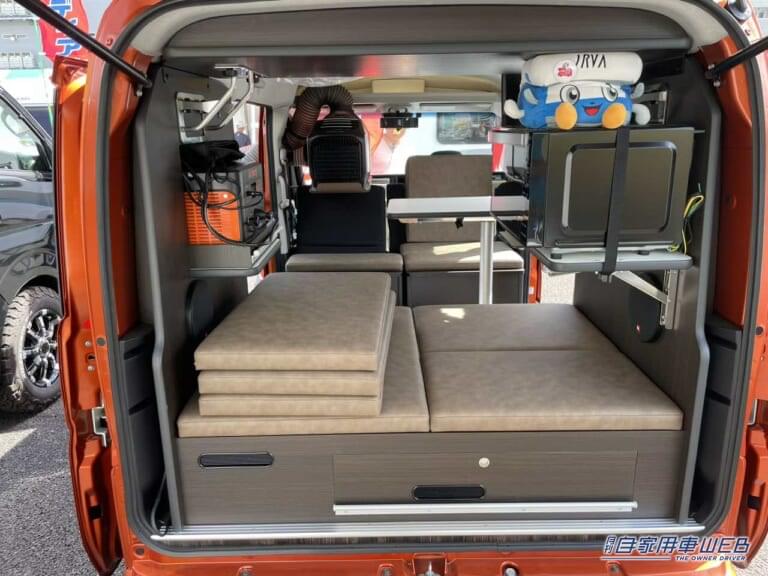 車内はシンプルながら効率よく必要装備を配置している。|「軽自動車を甘く見てた」「こんな部屋に住みたい」広いフラット面がスゴイぞ。ダイハツ・アトレーがベースの軽キャンパー