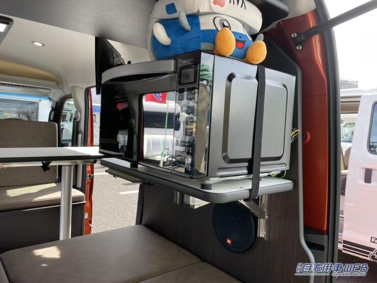 配置された電子レンジ。|「軽自動車を甘く見てた」「こんな部屋に住みたい」広いフラット面がスゴイぞ。ダイハツ・アトレーがベースの軽キャンパー