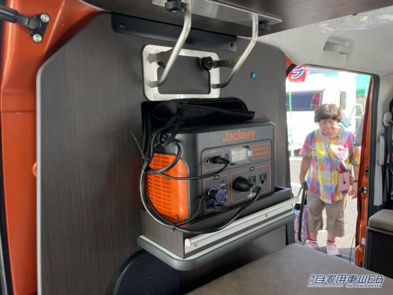 配置されたポータブル電源。|「軽自動車を甘く見てた」「こんな部屋に住みたい」広いフラット面がスゴイぞ。ダイハツ・アトレーがベースの軽キャンパー