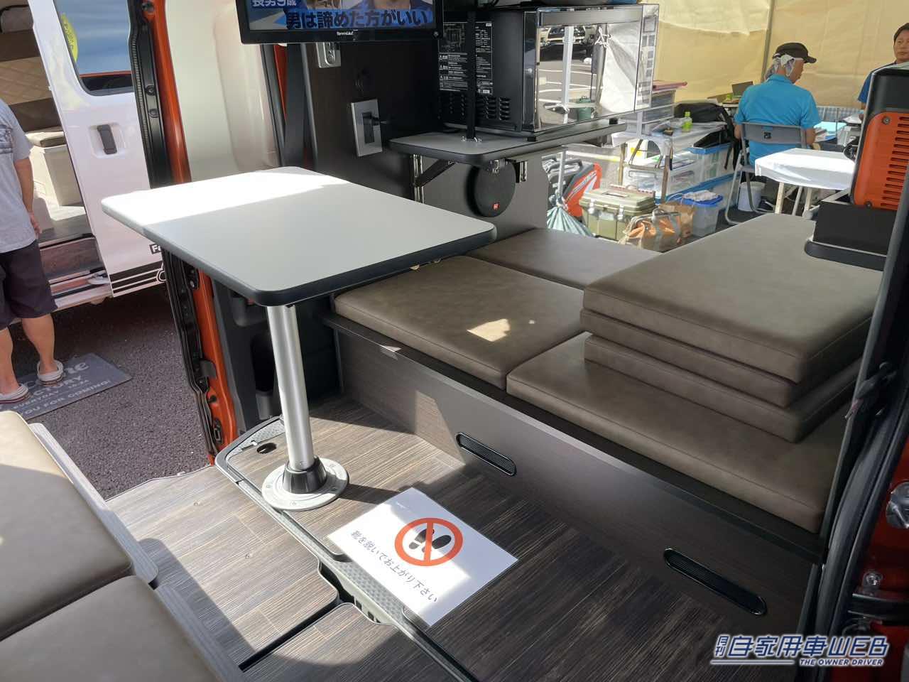 |「軽自動車を甘く見てた」「こんな部屋に住みたい」広いフラット面がスゴイぞ。ダイハツ・アトレーがベースの軽キャンパー