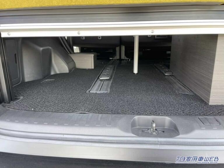 シート下の収納スペース。|か、完璧だ…「凄いミニバン」ファミリーカーをキャンピングカーにしたら普段使いも便利な最強クラスの乗用車だった。